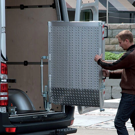 LADERAMPE-EXPERTEN - MATISERE Schwenkbare Einbaurampe - Breite 1020mm, Länge 1800mm (gefaltet 1030mm), Ladehöhe 415mm, Traglast 450kg Mit Achsenabstand 1000mm - RRD06 1 LADERAMPE-EXPERTEN - MATISERE Schwenkbare Einbaurampe - Breite 1020mm, Länge 1800mm (gefaltet 1030mm), Ladehöhe 415mm, Traglast 450kg Mit Achsenabstand 1000mm - RRD06